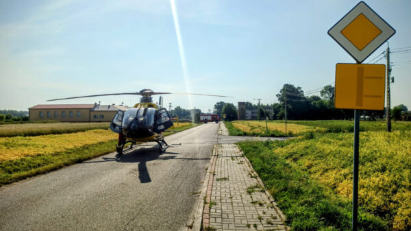 Dramatyczny pożar w Kowalach. Poszkodowany mężczyzna trafił do szpitala śmigłowcem LPR