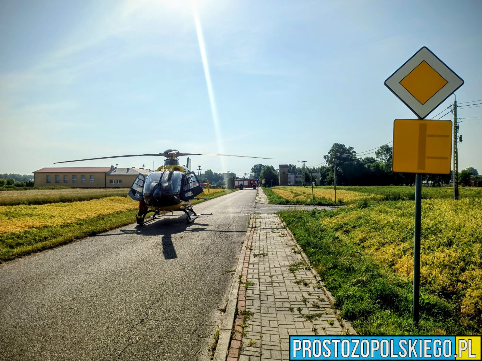 Dramatyczny pożar w Kowalach. Poszkodowany mężczyzna trafił do szpitala śmigłowcem LPR