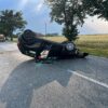 Groźny wypadek między Większycami a Pokrzywnicą. Samochód uderzył w drzewo i dachował