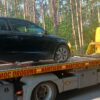Uszkodzony samochód pozostawiony przy skrzyżowaniu. Policja apeluje do kierowców o rozsądek