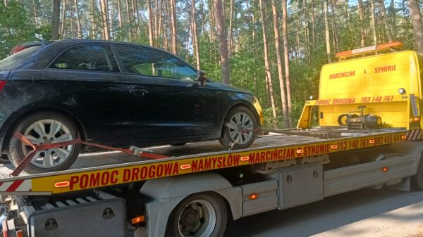 Uszkodzony samochód pozostawiony przy skrzyżowaniu. Policja apeluje do kierowców o rozsądek