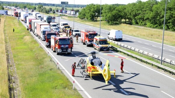 Wypadek na A4 pod Opolem. Zderzenie Audi z busem, lądował śmigłowiec LPR. Kobieta z małym dzieckiem zabrana do szpitala.