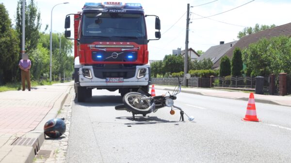 Wypadek na ul. Oświęcimskiej w Opolu. 61-letni motocyklista trafił do szpitala(WIDEO)