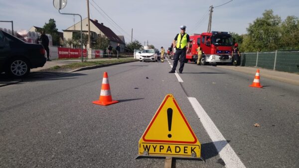 Groźny wypadek na DW408 w Korzonku. Dwie osoby trafiły do szpitala