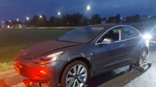 Dwa groźne zdarzenia na A4 koło Odrowąża. Tesla uderzyła w bariery, chwilę później doszło do karambolu czterech aut