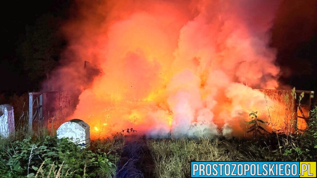 Nocny pożar drewnianego mostu w Karłowicach. Ogień całkowicie objął konstrukcję