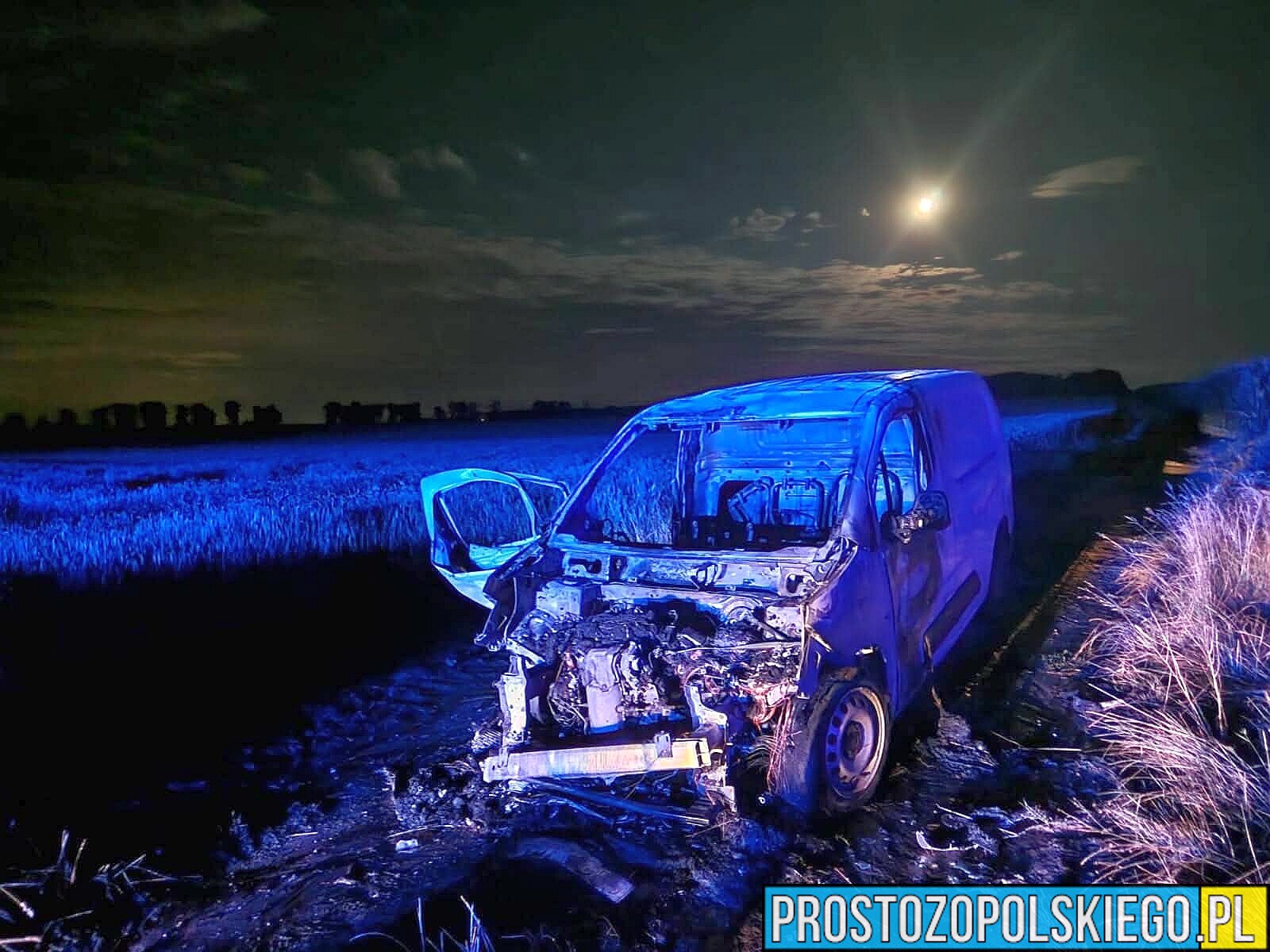 Pożar samochodu między Strzelcami Opolskimi a Warmątowicami. Ogień zajął również pole ze zbożem