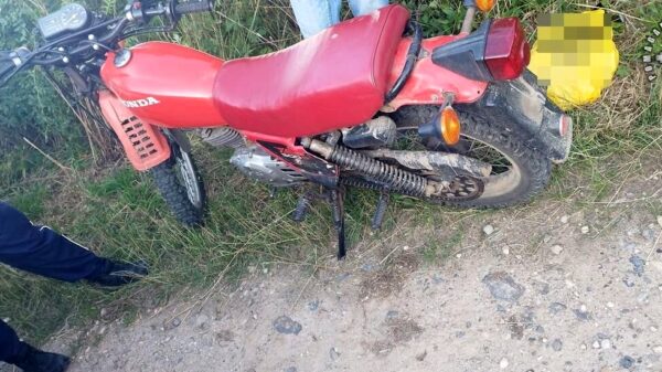 Trzy osoby na motocyklu, w tym 4-letnie dziecko. Kierowca bez uprawnień i kasków