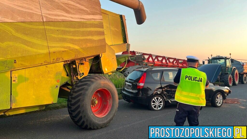 Kombajn, ciągnik i osobówka zderzyły się w Smarchowicach Śląskich.