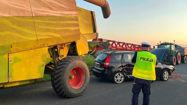 Kombajn, ciągnik i osobówka zderzyły się w Smarchowicach Śląskich.