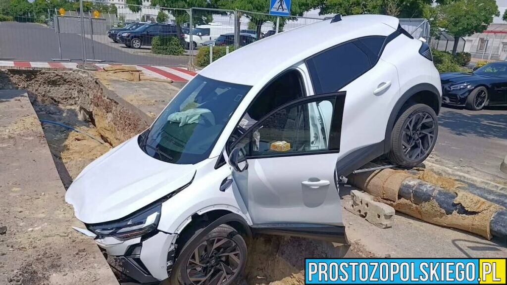 Miało przejechane zaledwie 500 km. Nowe Renault wpadło do rowu w Opolu