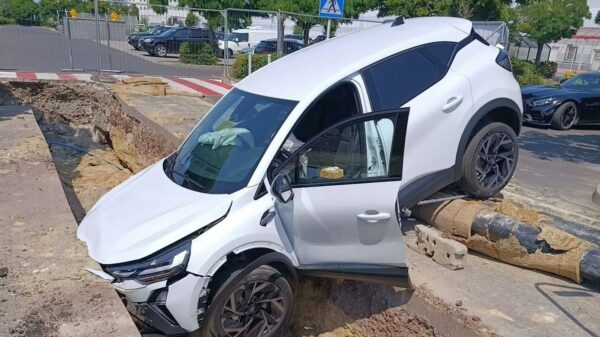 Miało przejechane zaledwie 500 km. Nowe Renault wpadło do rowu w Opolu