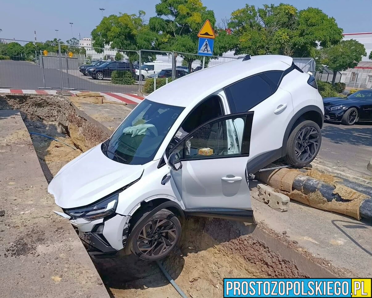 Miało przejechane zaledwie 500 km. Nowe Renault wpadło do rowu w Opolu