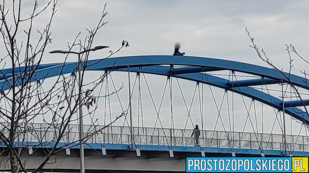 Brzescy policjanci uratowali 40-latka. Mężczyzna siedział na barierce wiaduktu nad torami