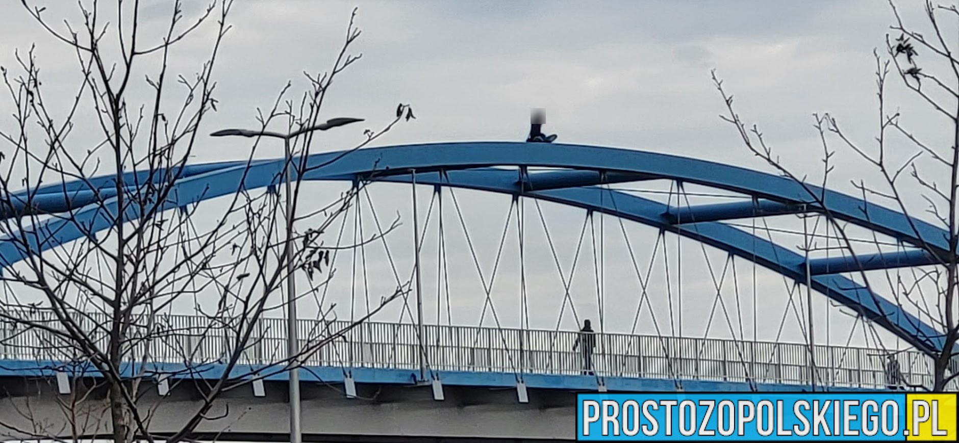 Brzescy policjanci uratowali 40-latka. Mężczyzna siedział na barierce wiaduktu nad torami