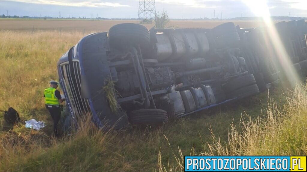 Ciężarówka przewróciła się na A4 koło Sarny Małych. Kierowca trafił do szpitala