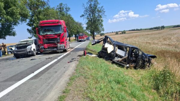 Karambol na DK46. Zderzyło się aż 6 pojazdów, 3 osoby trafiły do szpitala