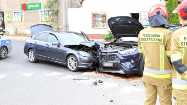 Wypadek na skrzyżowaniu w Komprachcicach. Zderzyły się dwa samochody