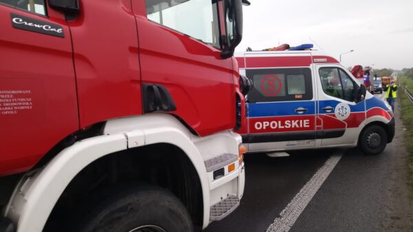 Cysterna z ciekłym asfaltem wypadła z autostrady A4. Na miejscu trwa akcja służb
