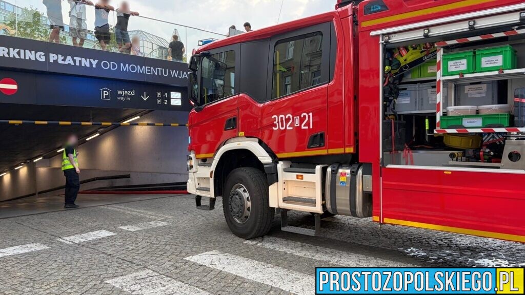 Pożar samochodu na parkingu podziemnym Solarisa w Opolu. Ewakuowano 12 osób