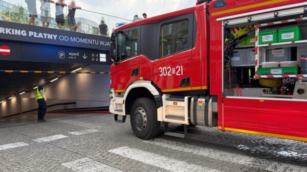 Pożar samochodu na parkingu podziemnym Solarisa w Opolu. Ewakuowano 12 osób