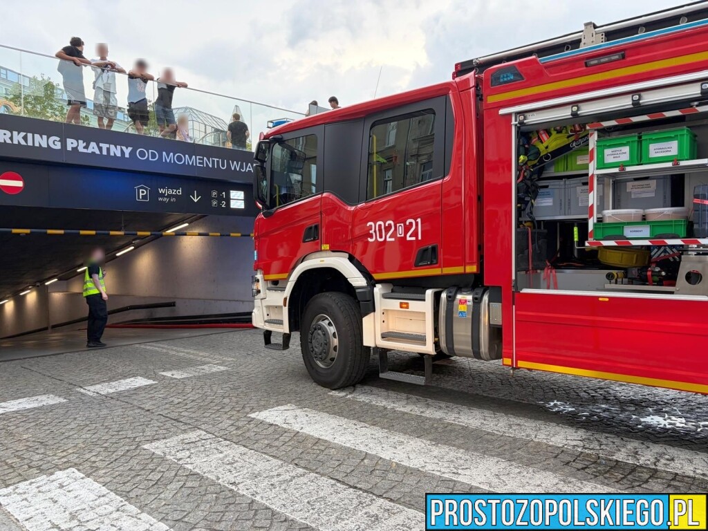 Pożar samochodu na parkingu podziemnym Solarisa w Opolu. Ewakuowano 12 osób