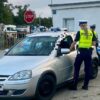 Nerwowo spoglądał w lusterko. Powód szybko wyszedł na jaw