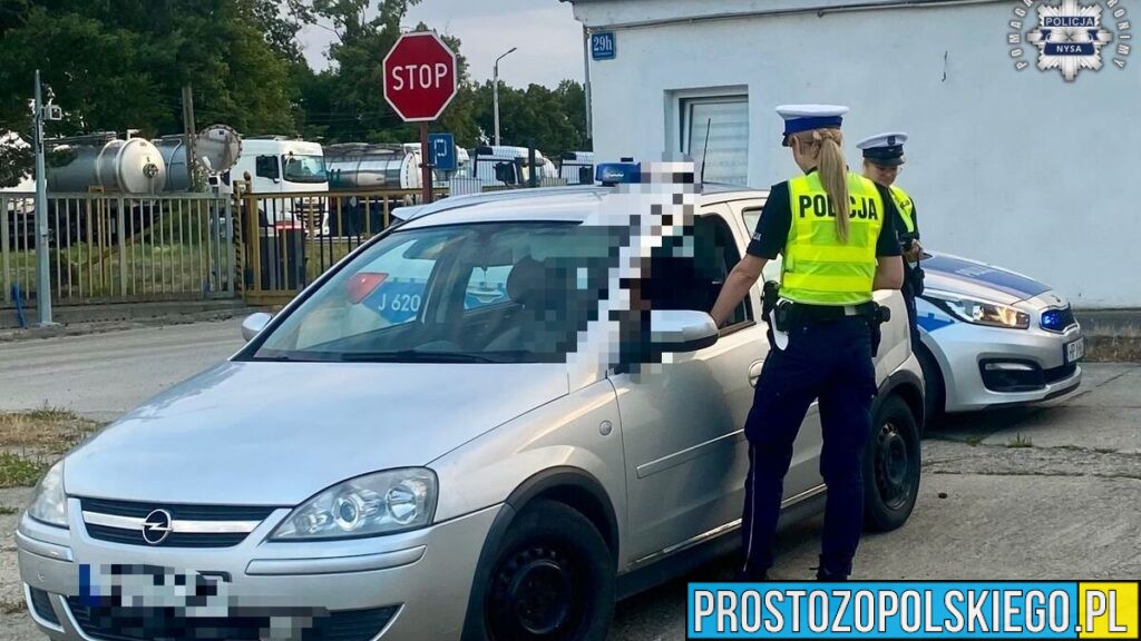 Nerwowo spoglądał w lusterko. Powód szybko wyszedł na jaw