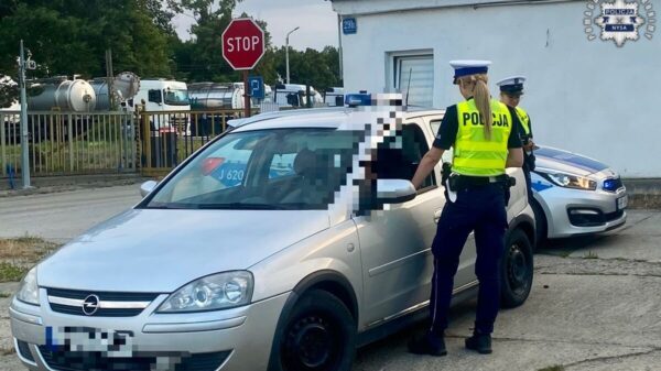 Nerwowo spoglądał w lusterko. Powód szybko wyszedł na jaw