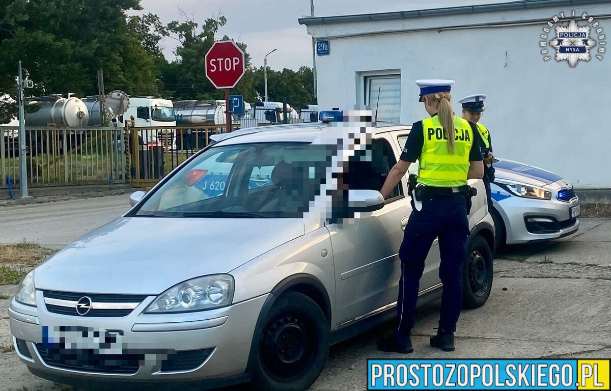 Nerwowo spoglądał w lusterko. Powód szybko wyszedł na jaw