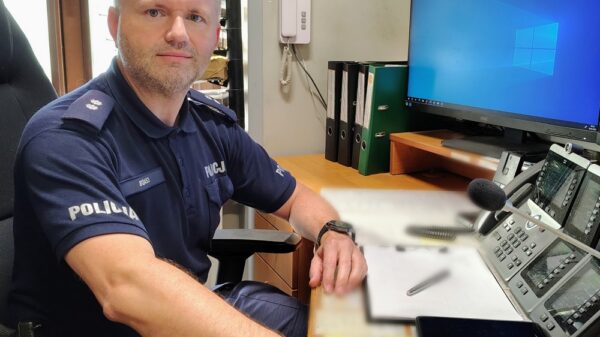 Dyżurny brzeskiej policji uratował życie 58-latka. Przez telefon odwiódł go od desperackiego kroku