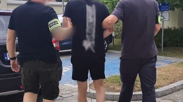 Odkręcił butlę z gazem i groził, że podpali mieszkanie. 33-latek zatrzymany przez policjantów z Brzegu