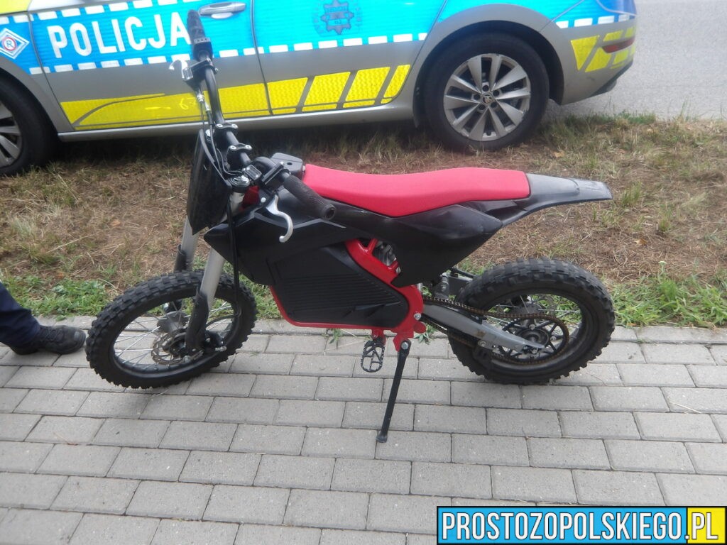 16-latek pędził motorowerem na jednym kole po chodniku. Sprawą zajmie się sąd