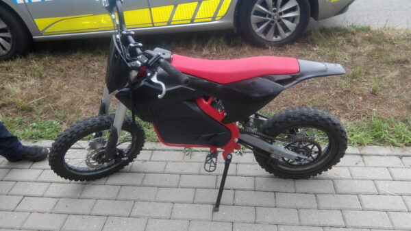 16-latek pędził motorowerem na jednym kole po chodniku. Sprawą zajmie się sąd