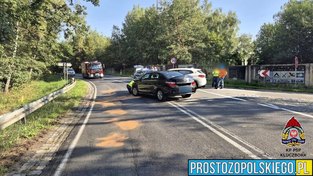 Zderzenie dwóch samochodów na DK11 w Bąkowie. Jedna osoba trafiła do szpitala