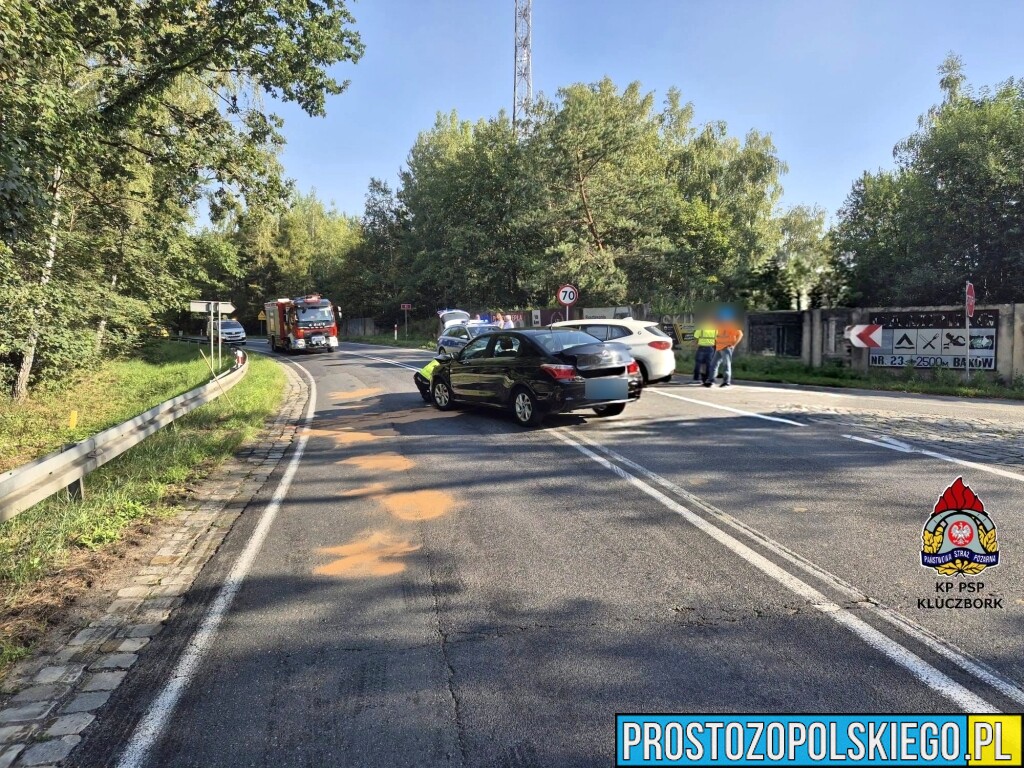 Zderzenie dwóch samochodów na DK11 w Bąkowie. Jedna osoba trafiła do szpitala