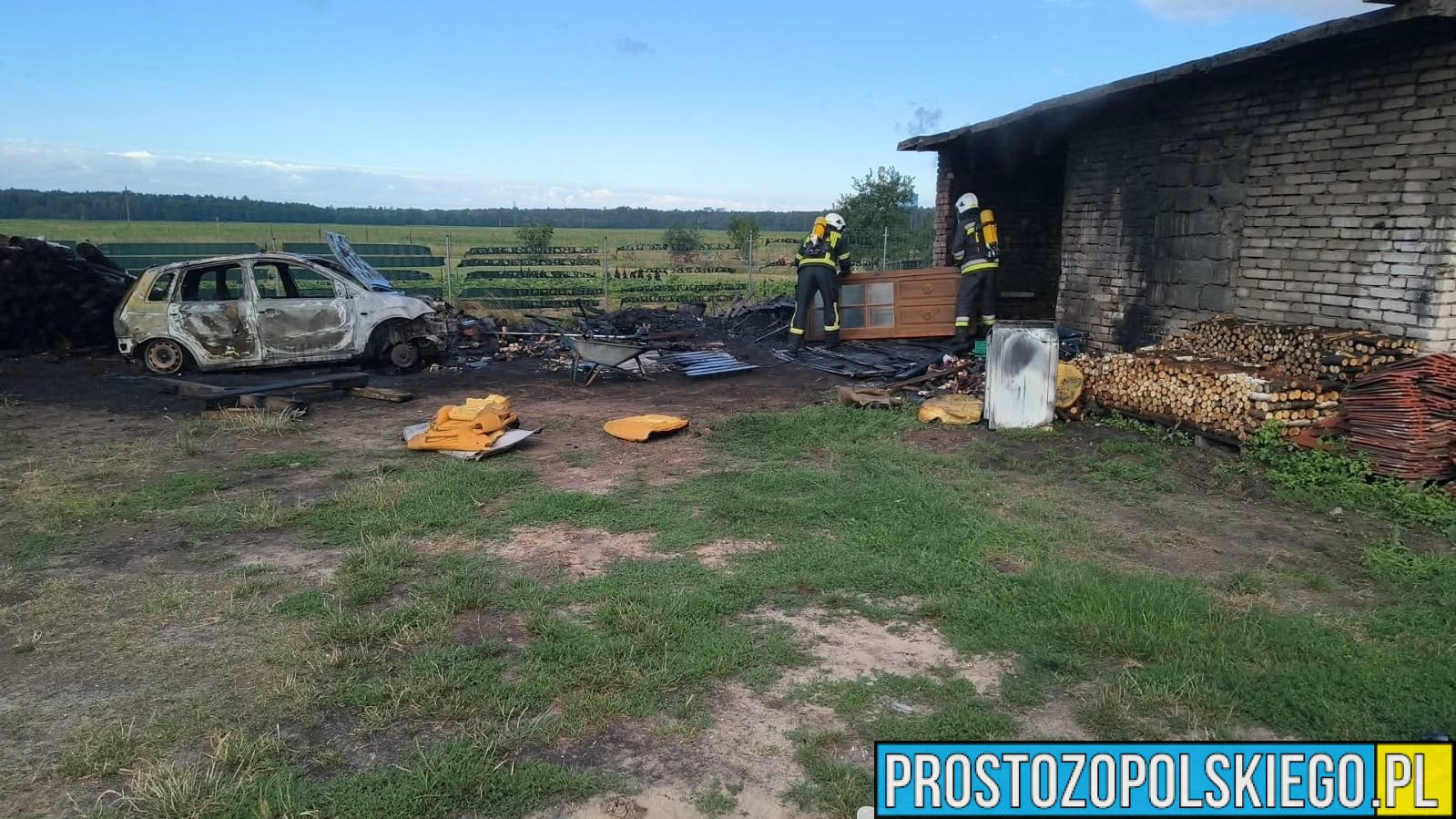 Pożar przy ul. Świerki w Opolu. Spłonął samochód i część budynku gospodarczego