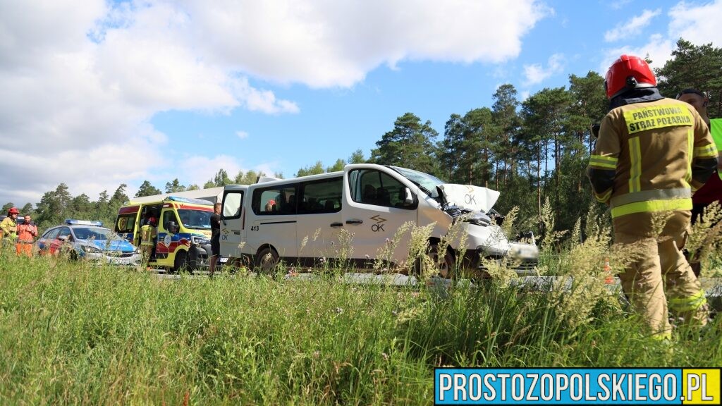 Wypadek na autostradzie A4 pod Opolem. Bus uderzył w naczepę ciężarówki, trzy osoby zostały poszkodowane