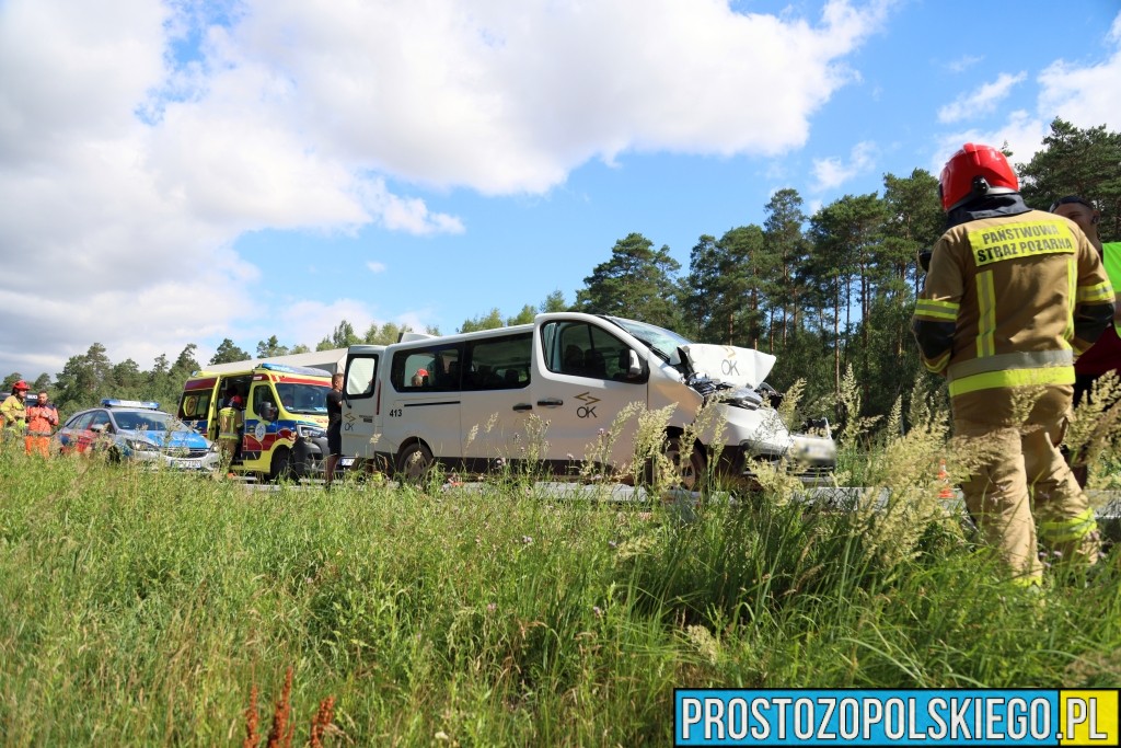 Wypadek na autostradzie A4 pod Opolem. Bus uderzył w naczepę ciężarówki, trzy osoby zostały poszkodowane