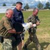 Policjanci uratowali rannego bociana. Ptak trafił pod opiekę specjalistów
