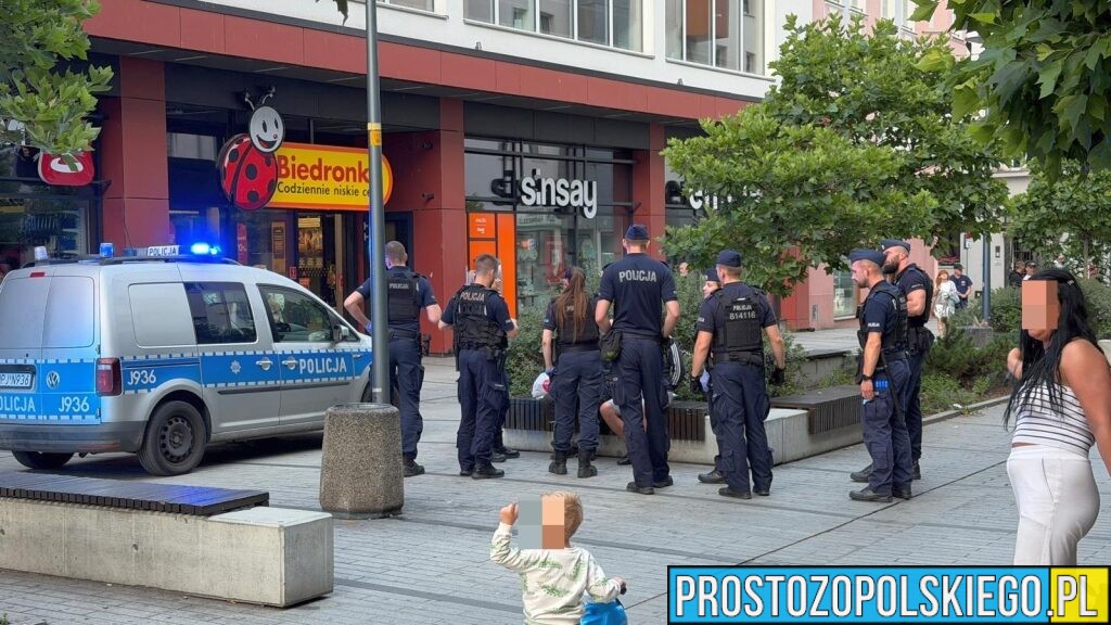 Awantura na ul. Krakowskiej w Opola. Na miejscu 4 radiowozy. Policja zatrzymała dwóch mężczyzn