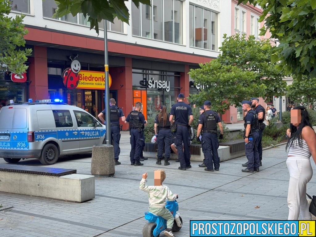 Awantura na ul. Krakowskiej w Opola. Na miejscu 4 radiowozy. Policja zatrzymała dwóch mężczyzn