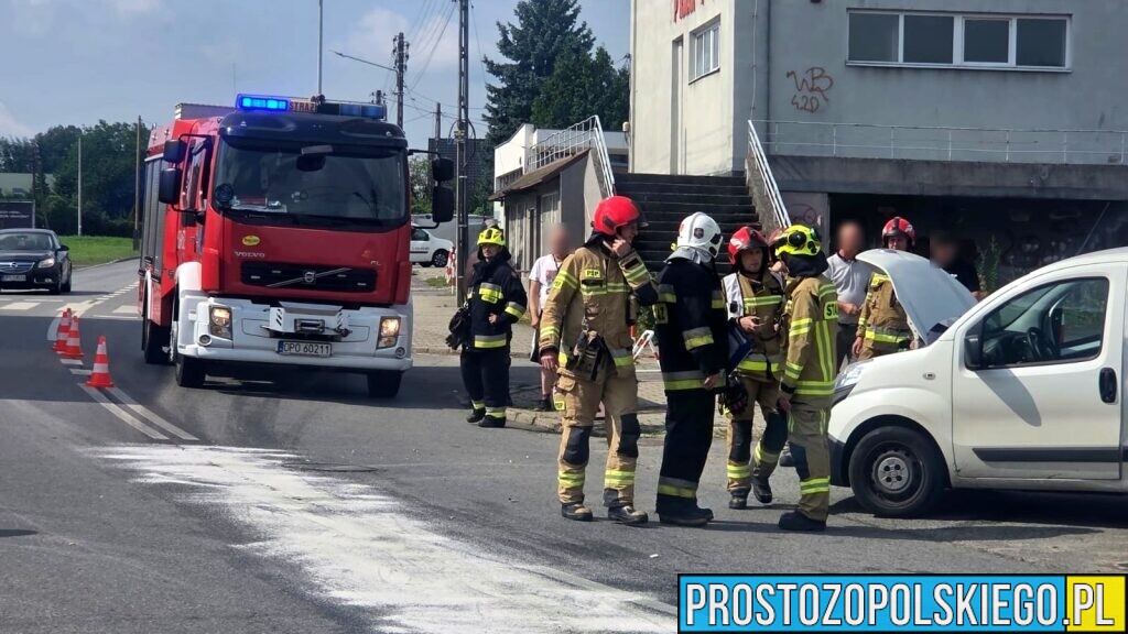Zderzenie lawety z samochodem dostawczym w Komprachicach. Na miejscu pracowały służby ratunkowe(Wideo)