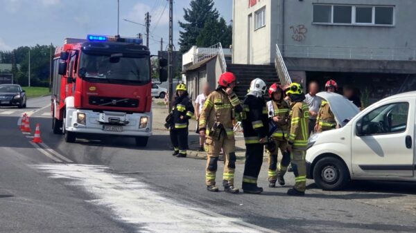 Zderzenie lawety z samochodem dostawczym w Komprachicach. Na miejscu pracowały służby ratunkowe(Wideo)