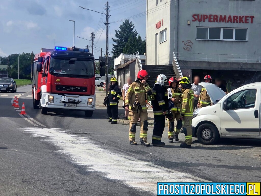 Zderzenie lawety z samochodem dostawczym w Komprachicach. Na miejscu pracowały służby ratunkowe(Wideo)