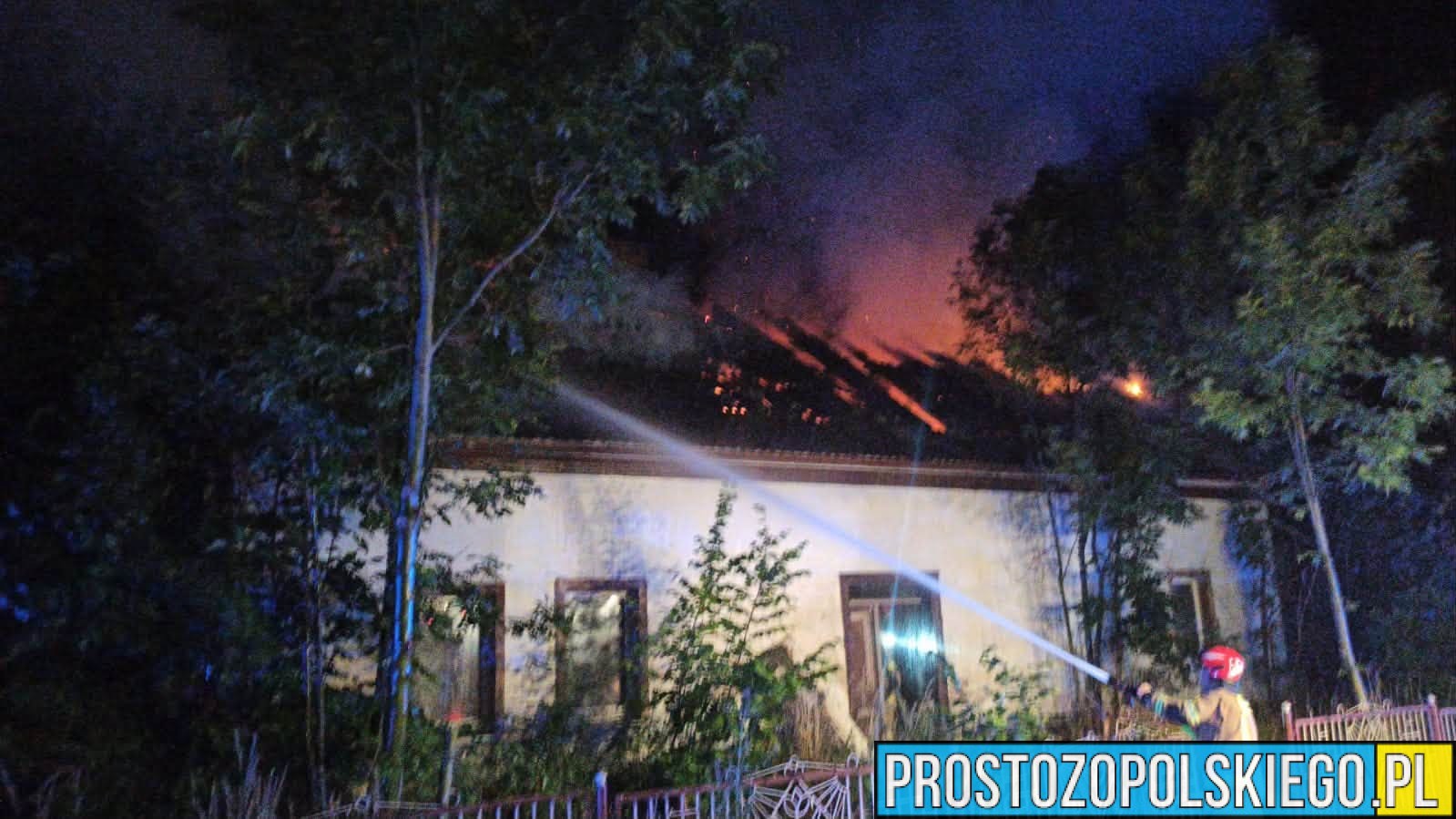 Nocny pożar pustostanu w Pokrzywnicy. Strażacy obronili sąsiedni budynek