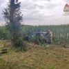 BMW wypadło z drogi i uderzyło w drzewo. Kierowca trafił pod opiekę ratowników