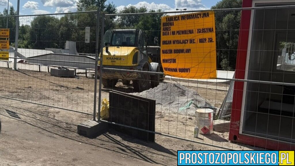 Policja apeluje: Budowa to nie plac zabaw. Niebezpieczne sytuacje na powstającym skateparku w Namysłowie