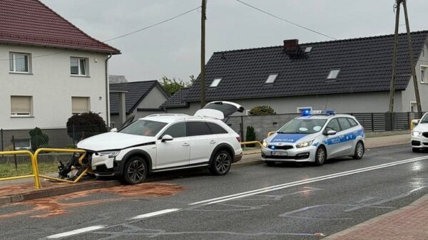 Audi uderzyło w barierki na DK45 pod Opolem. Na miejscu interweniowały służby