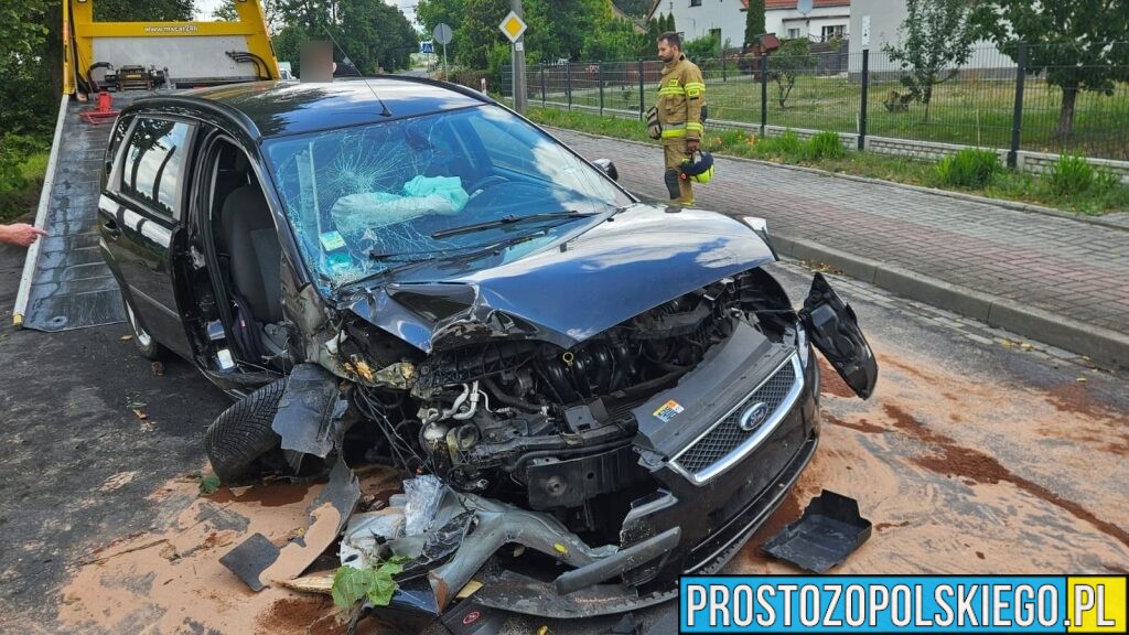 Wypadek w Popielowie. Kierowca stracił panowanie nad autem. Ford zakończył jazdę na drzewie